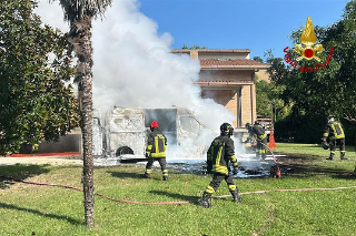 Petritoli - Furgone in fiamme, intervengono i vigili del fuoco